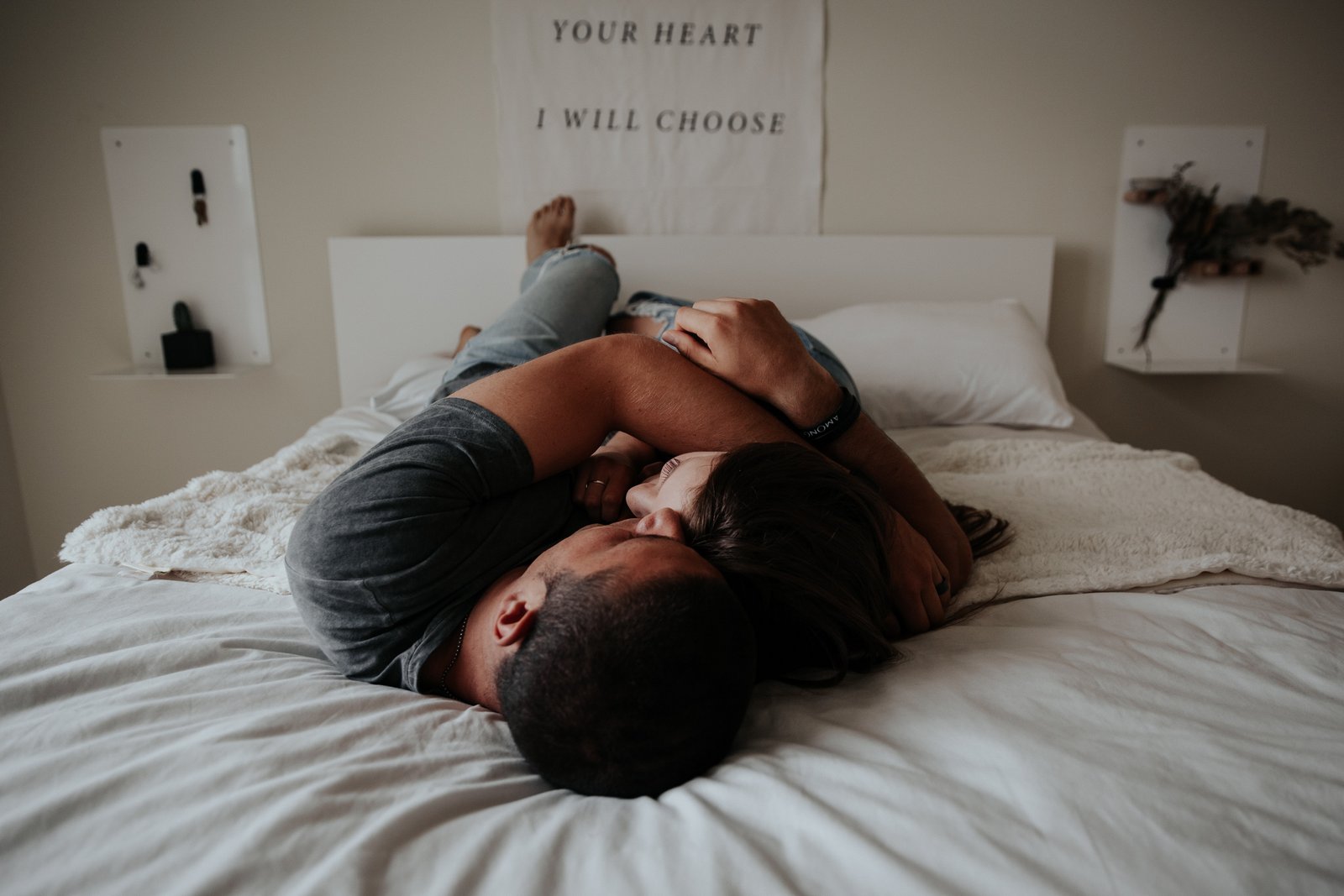 Un bărbat fără disfuncție erectilă sau probleme de potență se află în pat lângă o femeie, amândoi îmbrățișându-se.